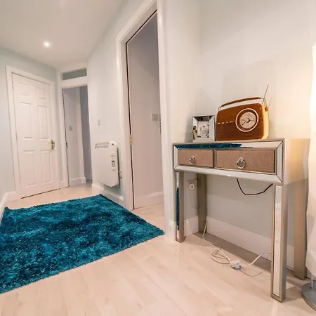 Luxurious Seaside Apartment *